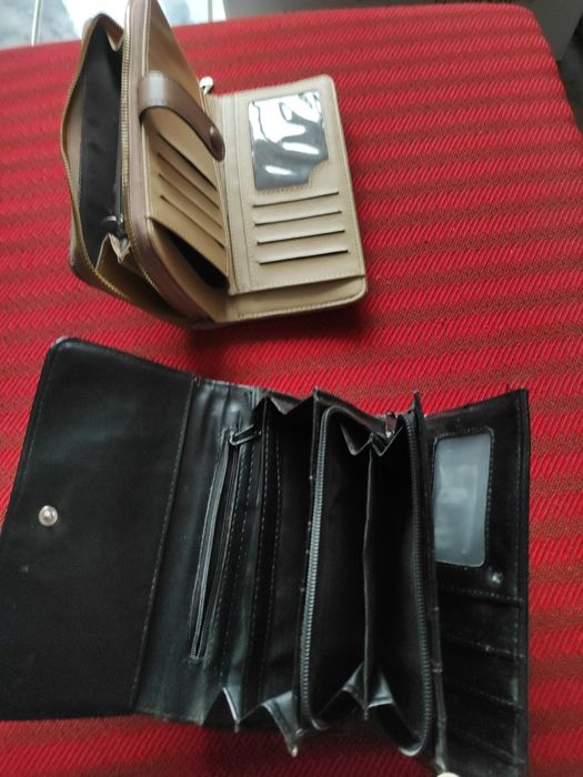 Plicuri, portmonee cu multe sertare diversificate