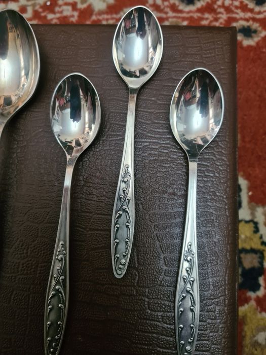 Продаётся набор ложек и вилок.