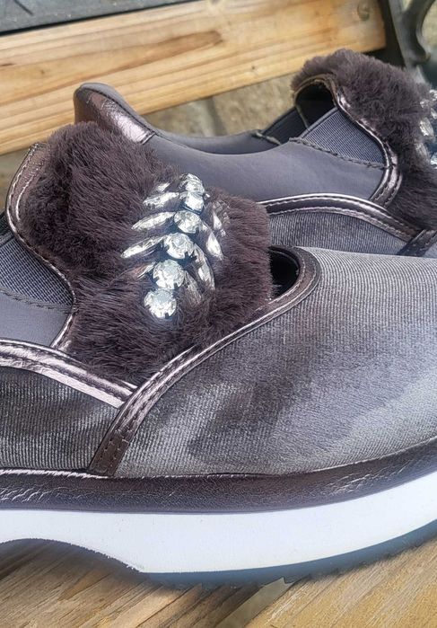 Спортни сиви сникърси с камъни