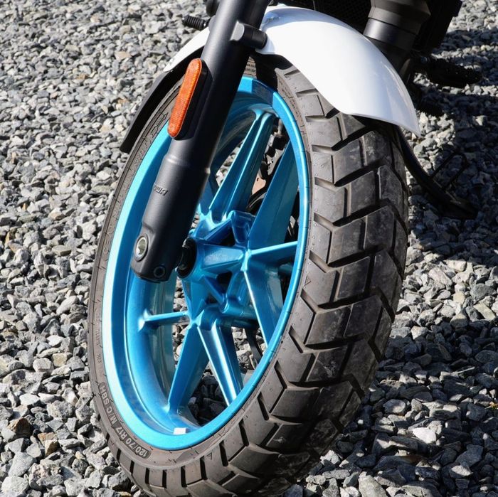 Royal Enfield Guerrilla 450 | 2024 | 6.400 km | Stare excelenta (naked / scrambler)