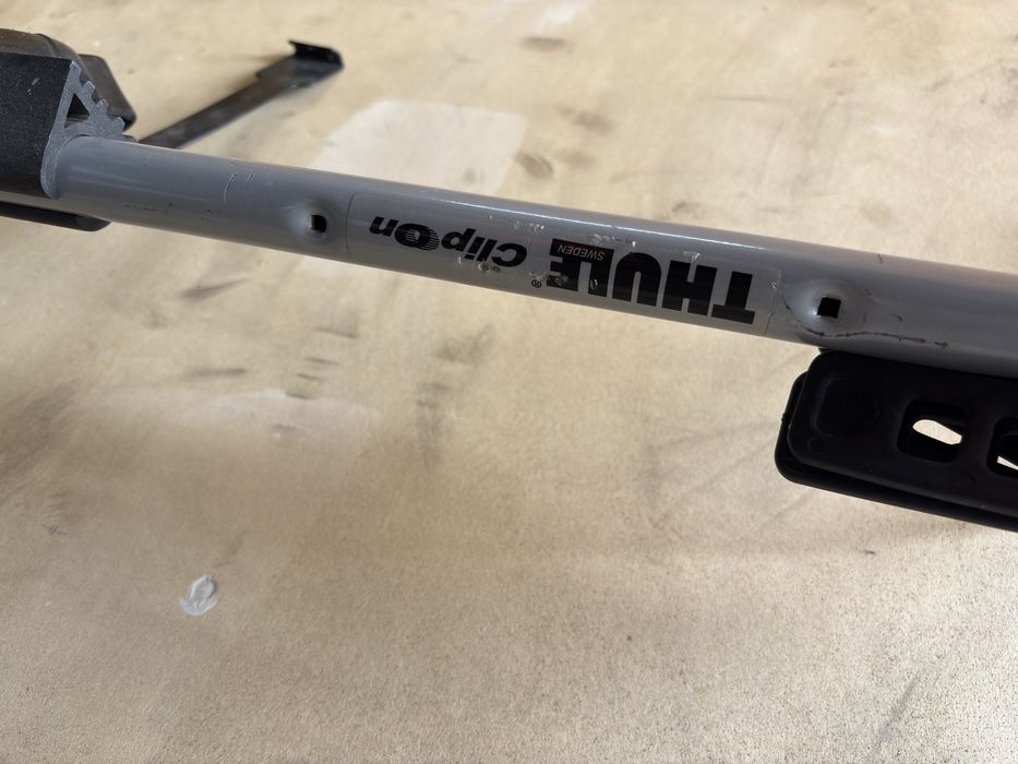 Vând suport de bicicletă Thule Clip on 9103 cu prindere pe haion.