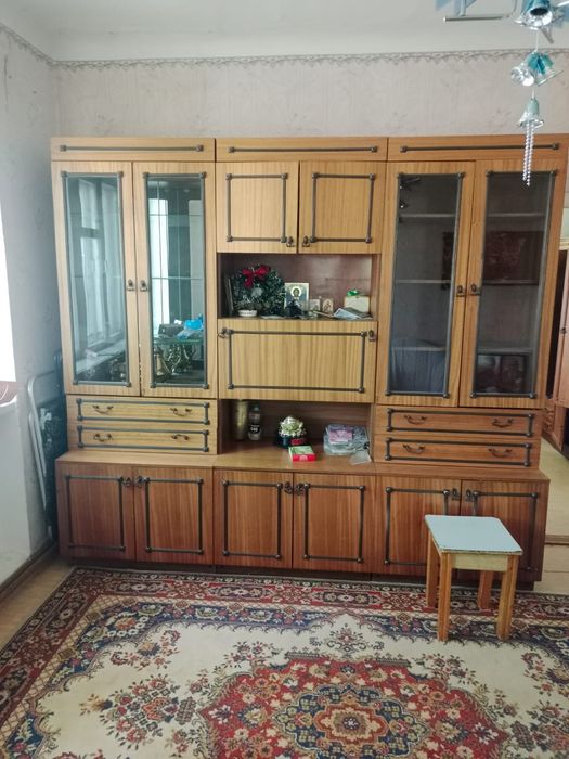 Отдам даром стенку