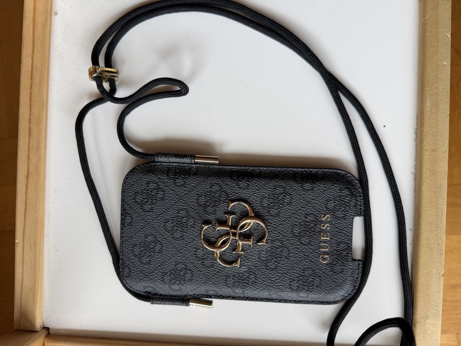 Guess чисто ново кейсче за телефон , без опаковка