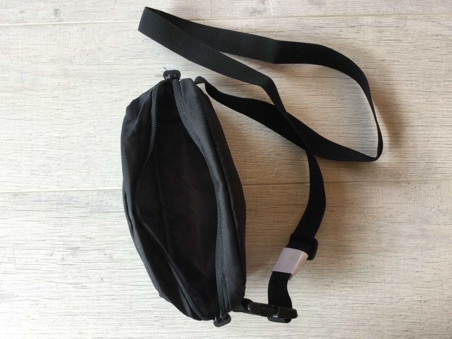 НОВА оригинална мъжка / унисекс черна чанта / crossbody bag / чантичка за кръста "банан" NEW BALANCE от САЩ