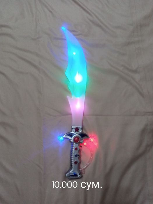 Детское рыцарское воаружение щиты, мечи, шлем и защита.