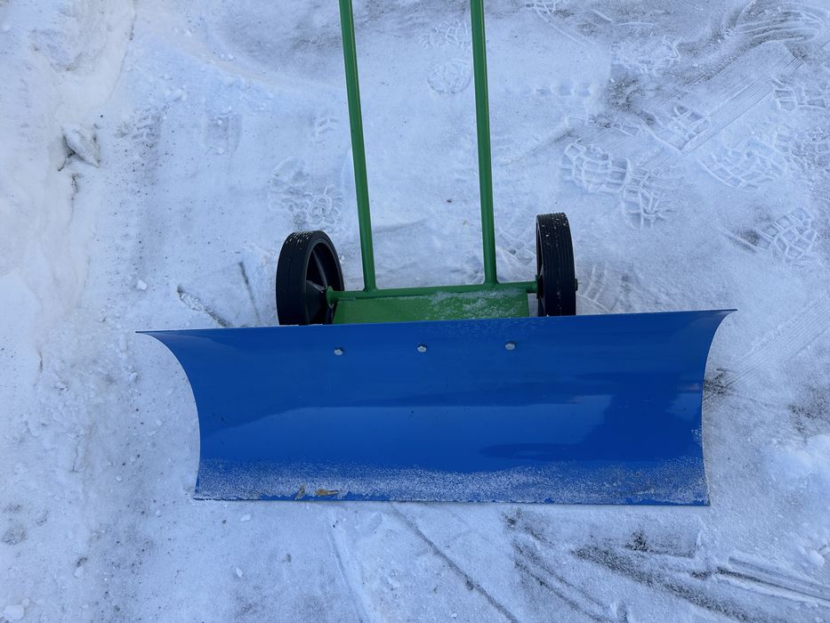 Лопата чистить снег.