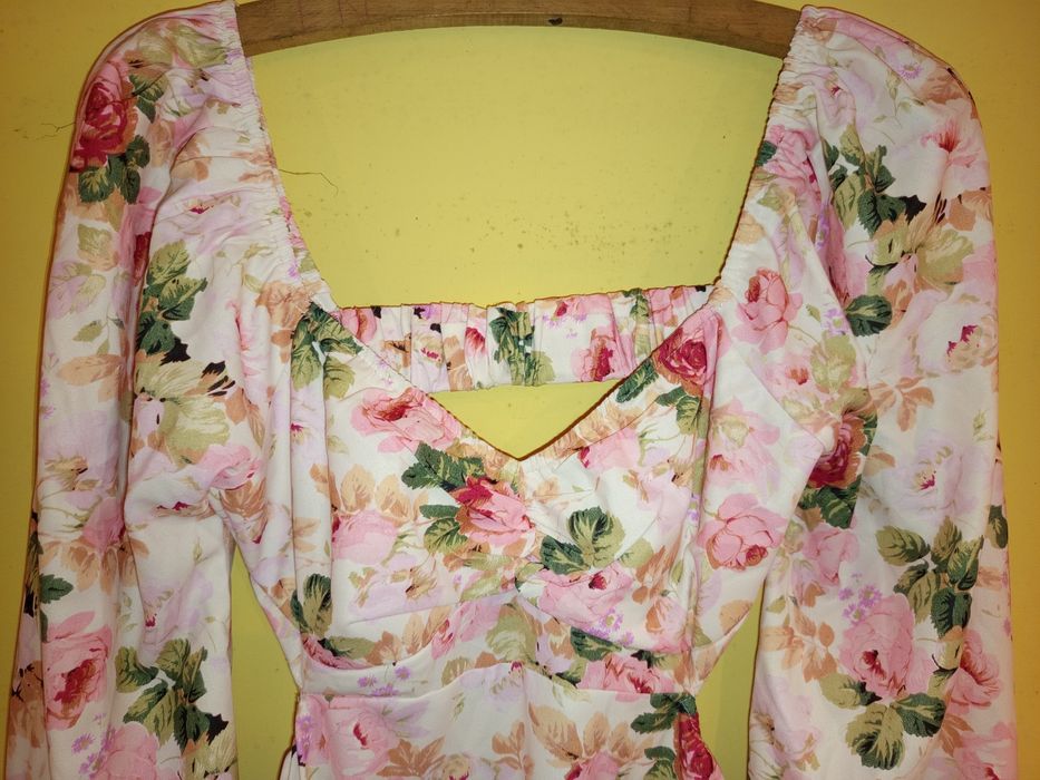 Бяла рокля с розови цветя