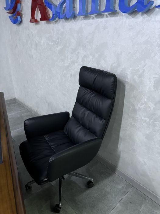 Direktorskiy stol va stullar sotiladi.  Продаётся директорский стол