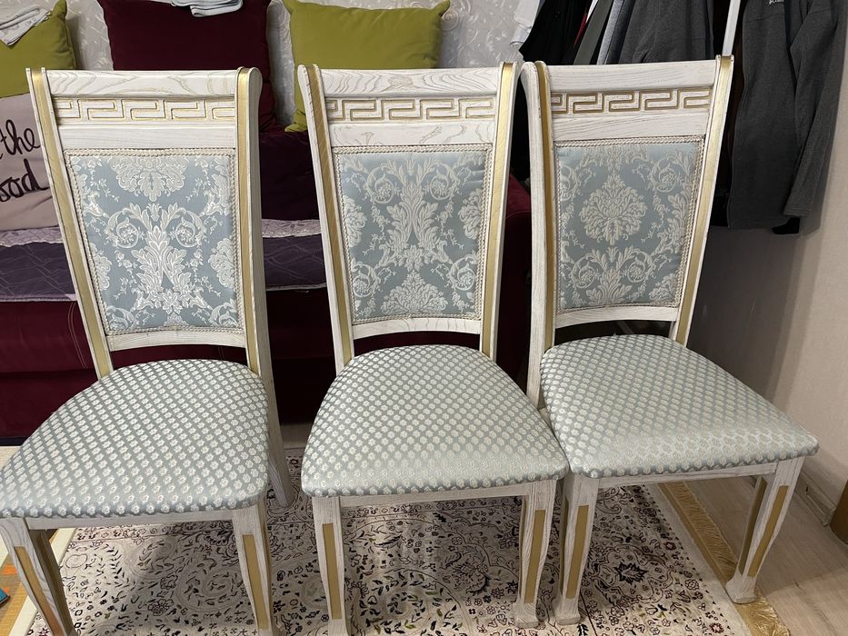 Продаю стол со стульями для гостиной