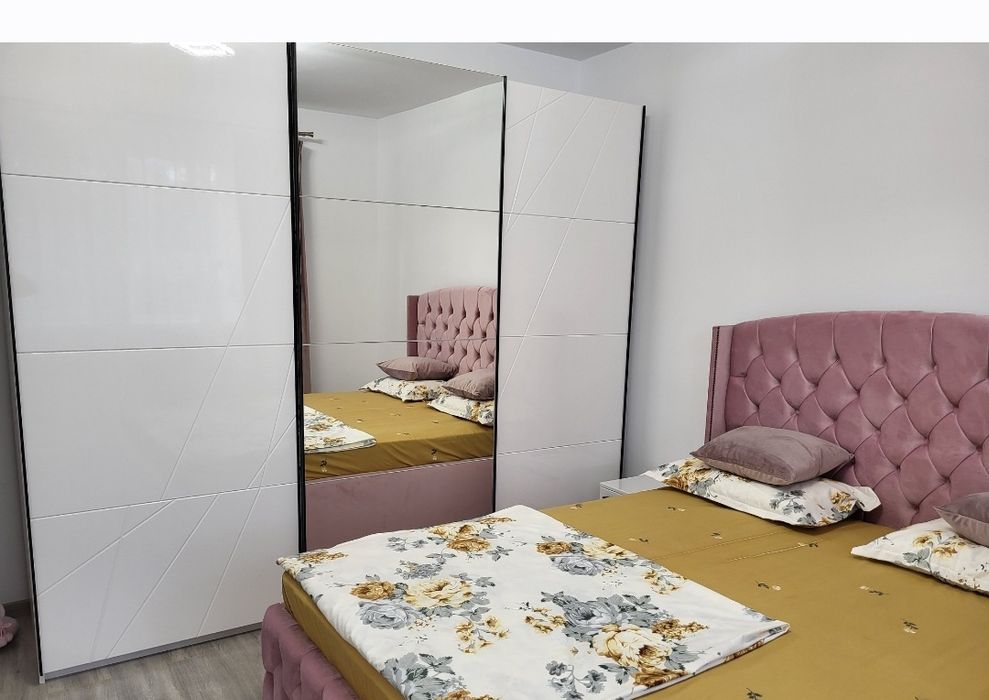 Dulap dublu alb lucios cu oglinda