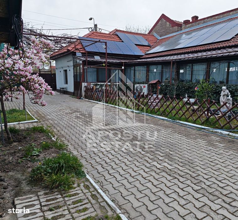 Casa individuala de vanzare, cu 4 camere si 2 garaje, zona Lipovei