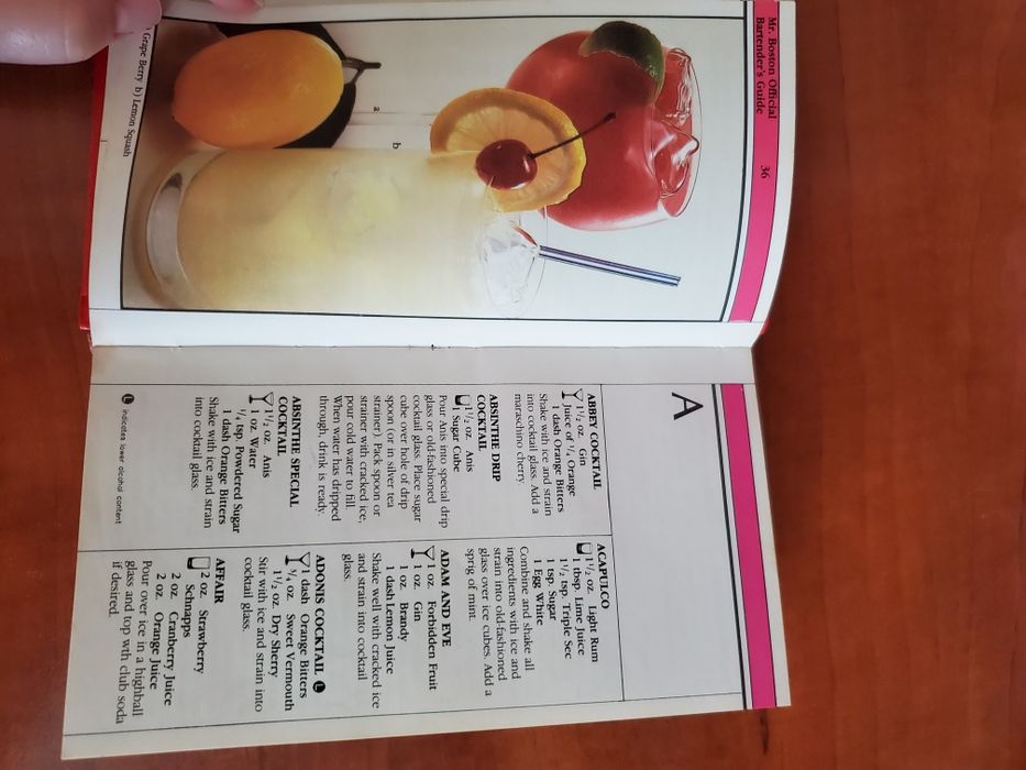 Книга с рецепти за коктейли, закупена от Америка