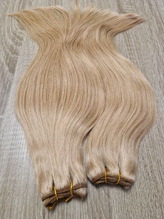 Естествена коса с плътен косъм и крайща.