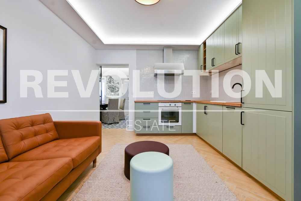 Дава се под наем Тристаен апартамент в София, Център - 90 кв.м за 1300 € - Снимка #1