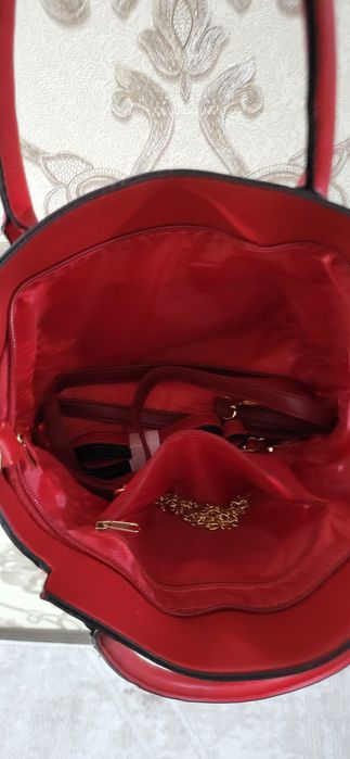Женская красная сумка