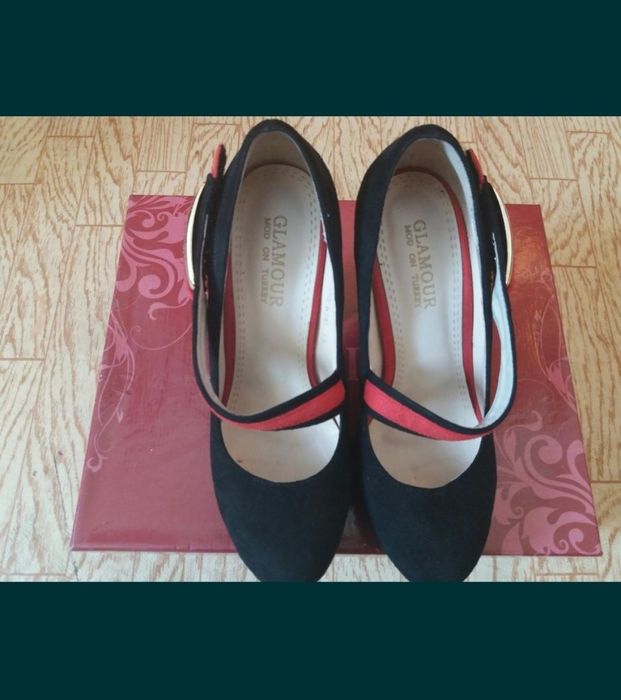 Продаются замшевые туфли