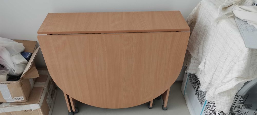Masa extensibila cu 2 scaune pliante