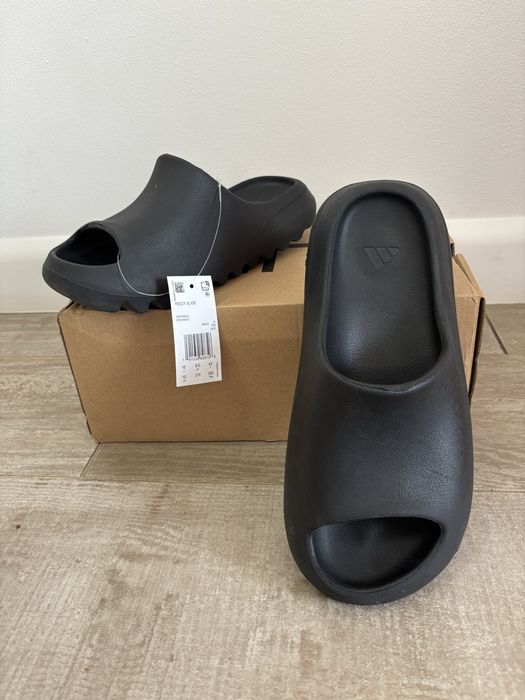 Yeezy slides black