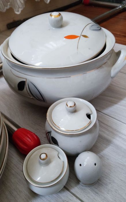 Столовый сервиз .