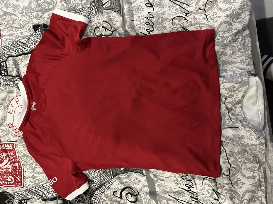 Тениски на Ливърпул и Левски