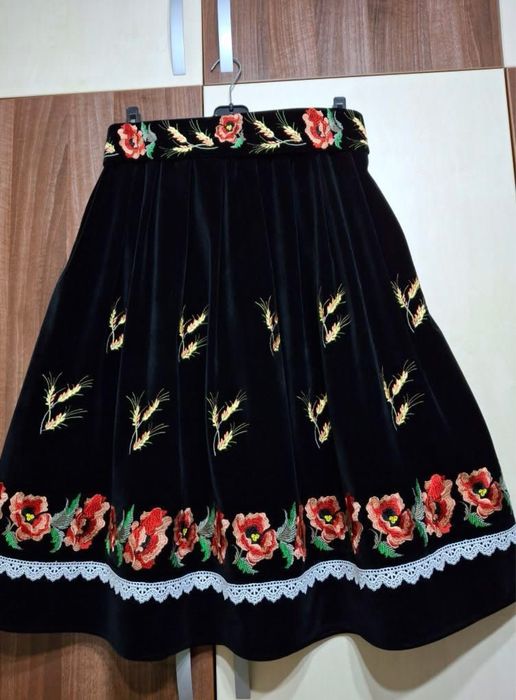 Unicat! Fuste brodate cu fir de matase