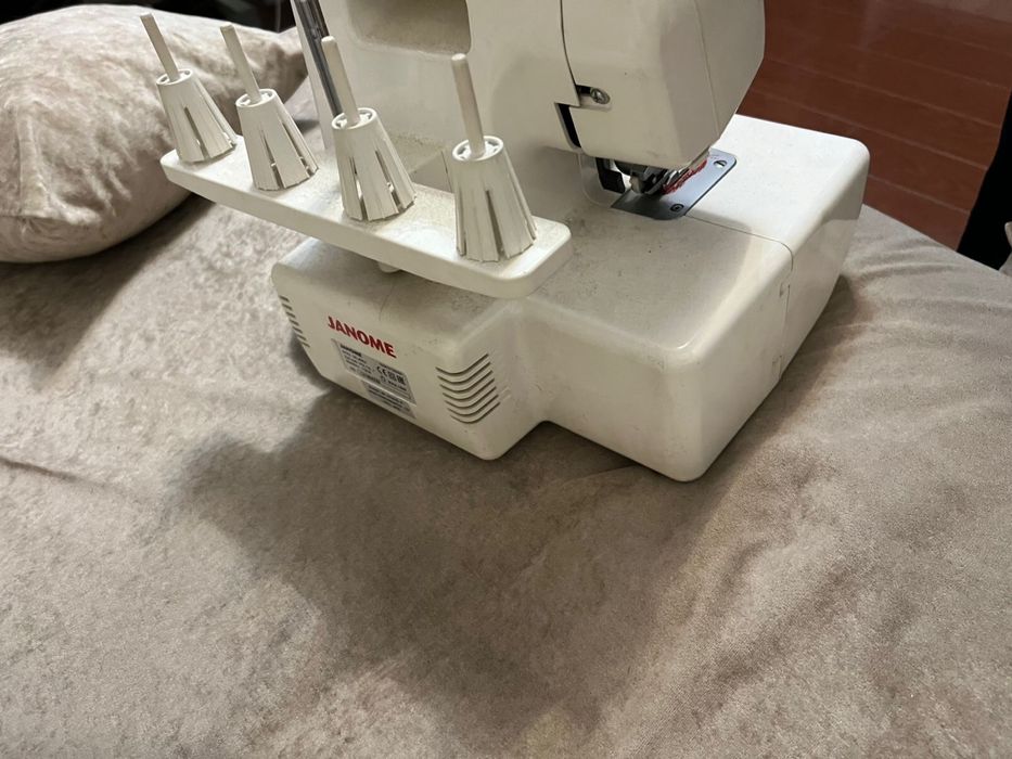 Оверлок машинка Janome