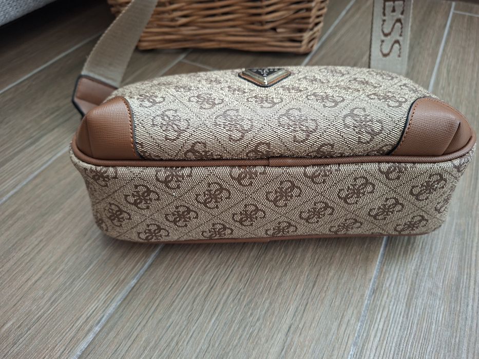 Дамска чанта Guess