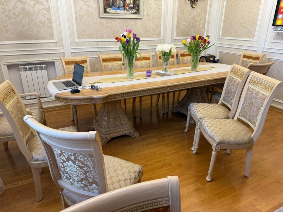 Продам большой стол и стулья