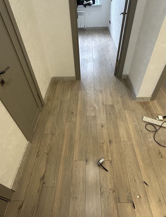 Уклада ламината и плинтуса