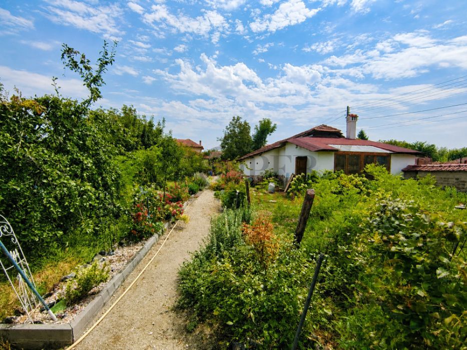 Продажба Къща гр. Велико Търново - с. Хотница 130m² и двор 1670m²