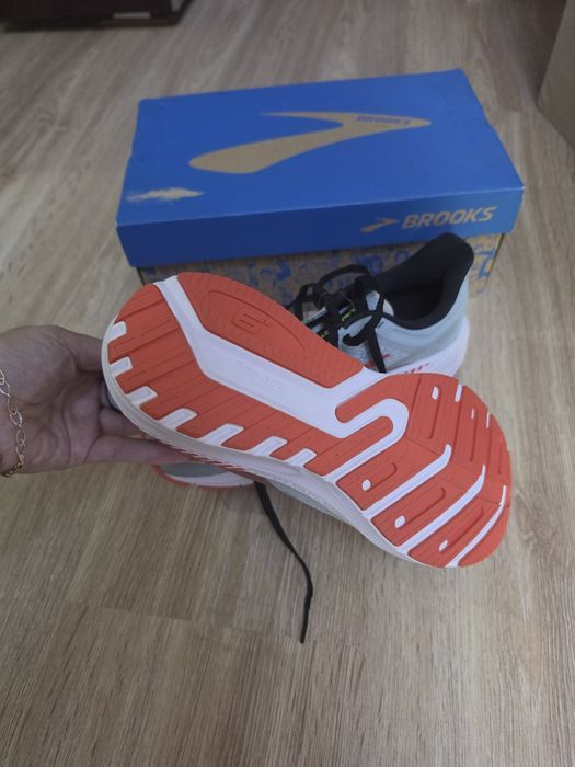 Brooks noi marimea 39