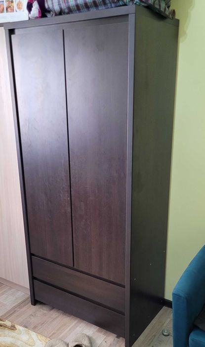 Продам шкаф,  столы и стулья