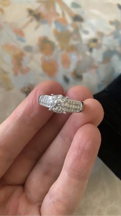 Золотые изделия с камнями