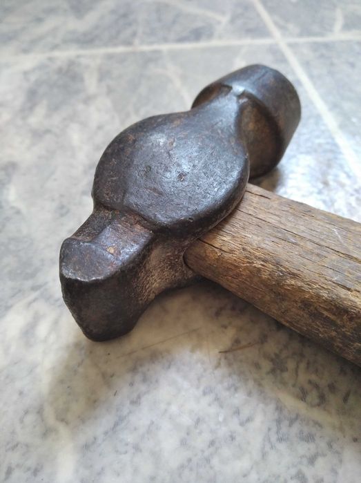 Молоток        .