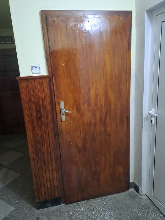 Продавам  четири врати и дограма