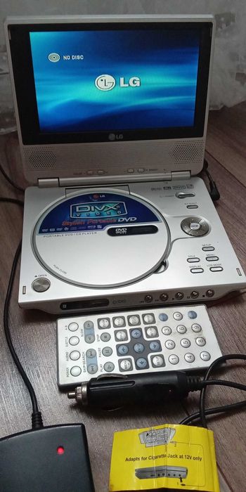 Aparat foto Sony și DVD player portabil LG