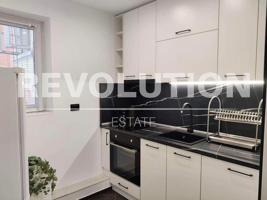 Дава се под наем Тристаен апартамент в Варна, Център - 100 кв.м за 698.19 € - Снимка #2