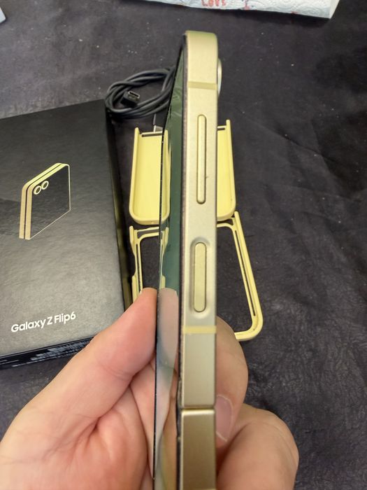 Продавам Samsung Z FLIP 6