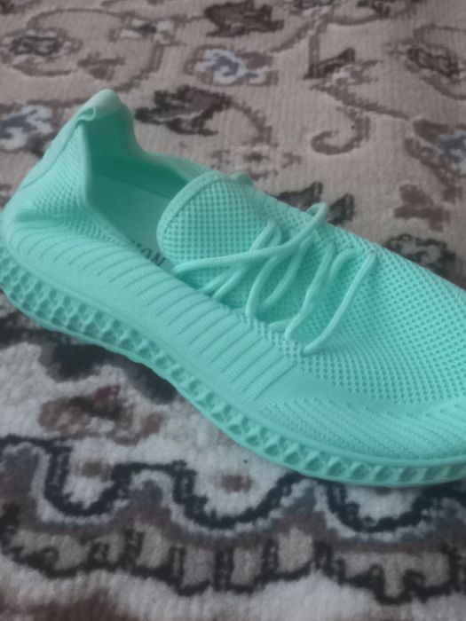 Новые  женские кроссовки