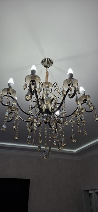 Люстра красивая, 8 рожков