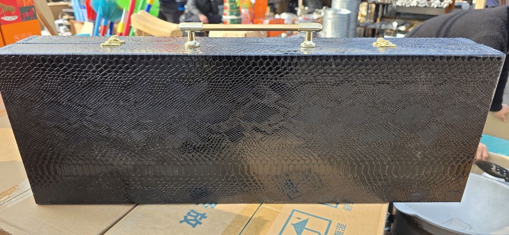 Sih pichoq chopqidan iborat tõplam sotuvda.