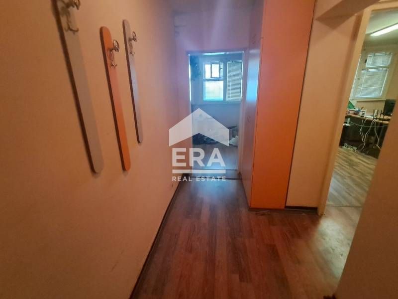 Обзаведен офис под наем, на първи етаж в тухлена жилищна сграда, район