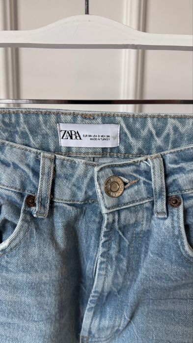 Голубые джинсы Zara