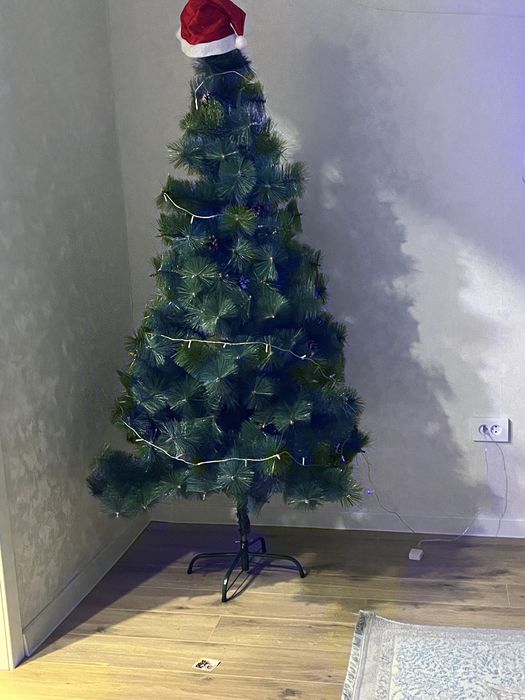 Продам елку с шишками