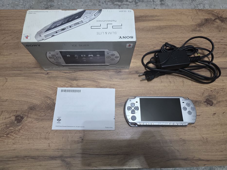 Игровая приставка PSP 2000 Ice Silver