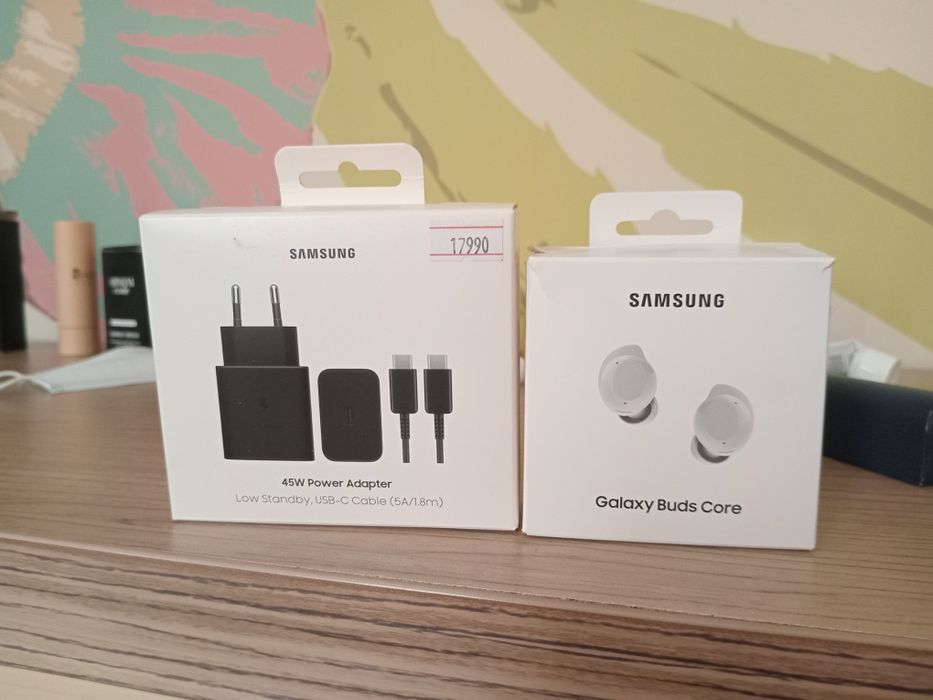 Адаптер со сшуром SAMSUNG и наушники SAMSUNG.