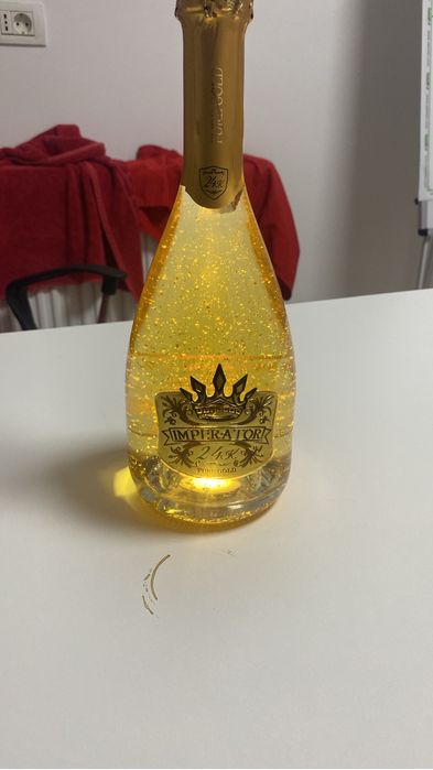 Vând sticlă de șampanie