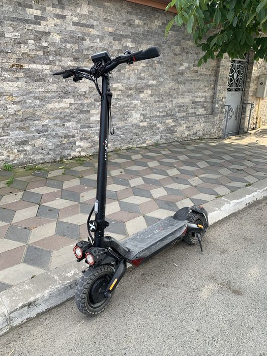 Vând trotineta are 2 motuare viteza 45 este rupta de la jumate