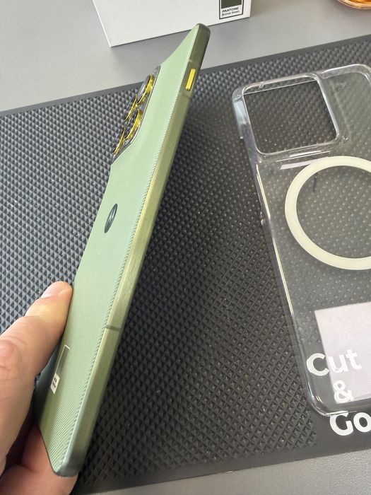 Продавам/Бартер Motorola edge 70 Bronze Green 12GB+512GB