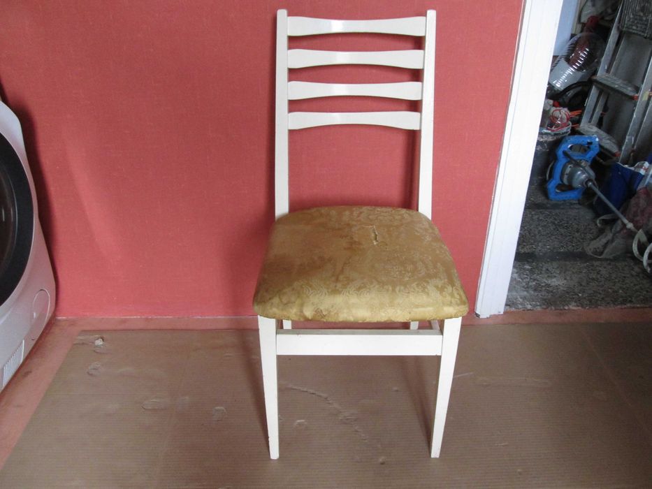 Стол един бял дървен масив.